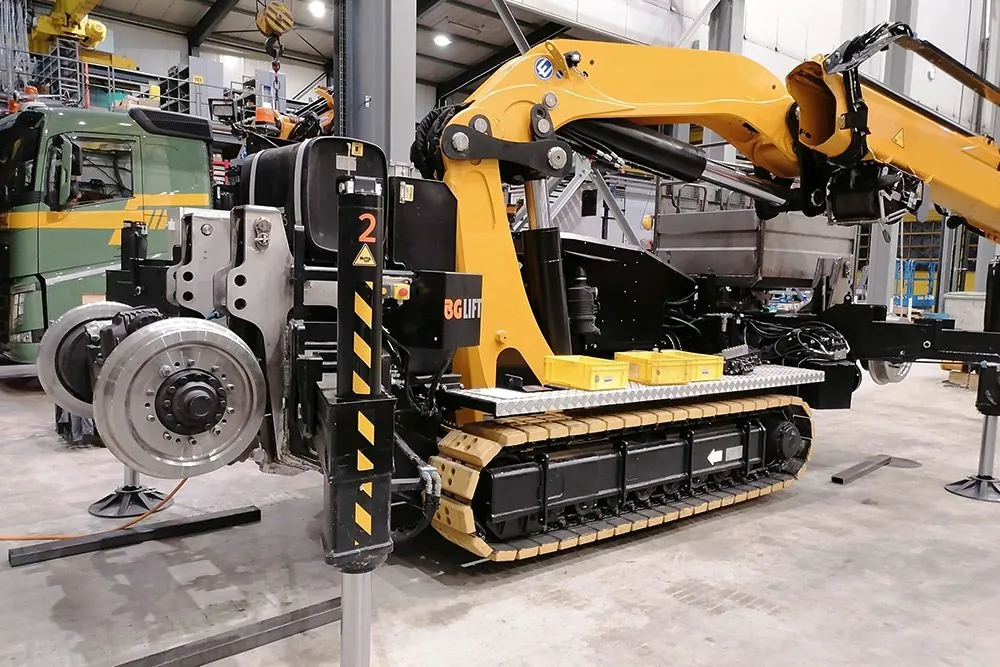 Raupenkran mit Schienenfahrwerk
