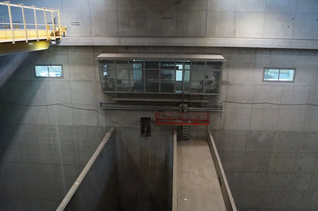 Scheibenreinigungsanlage — Krankanzel im Müllbunker